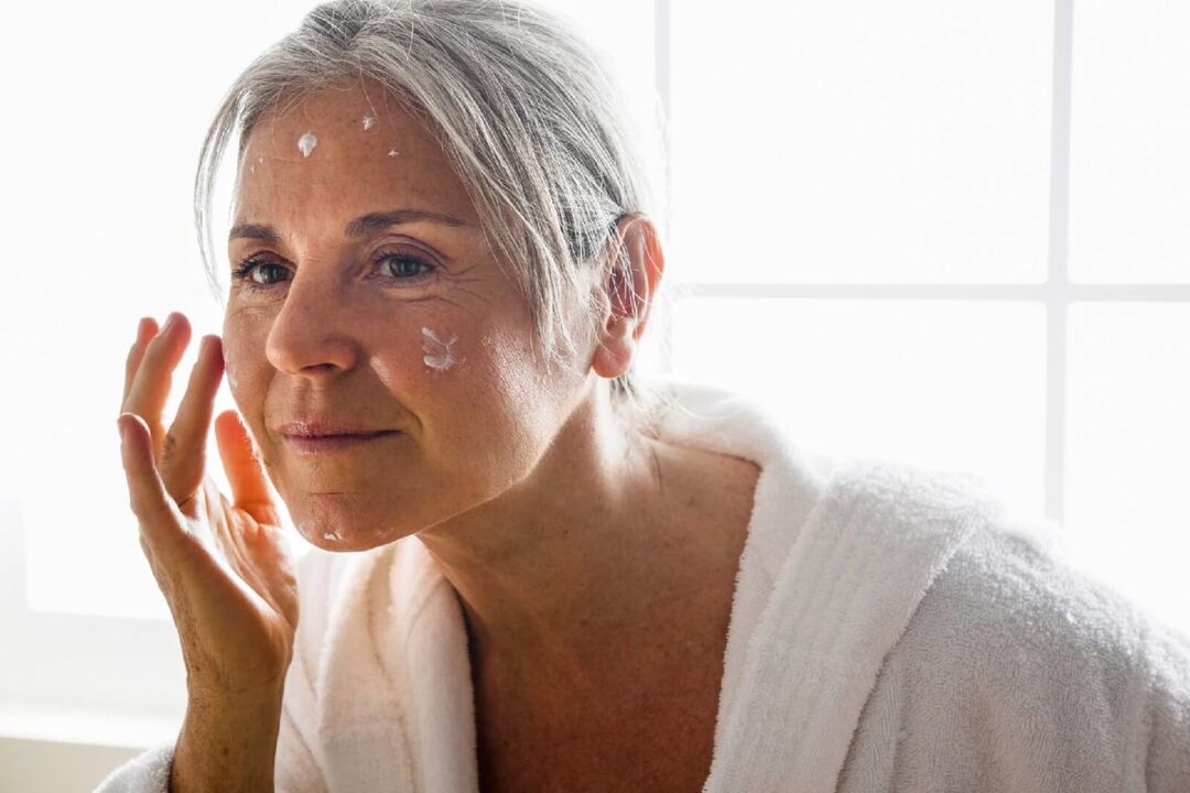 Aplikace krému proti stárnutí pro hydrataci a výživu pokožky obličeje