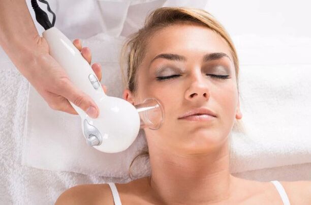 Procedura vakuové masáže pomůže vyčistit pokožku obličeje a vyhladit vrásky