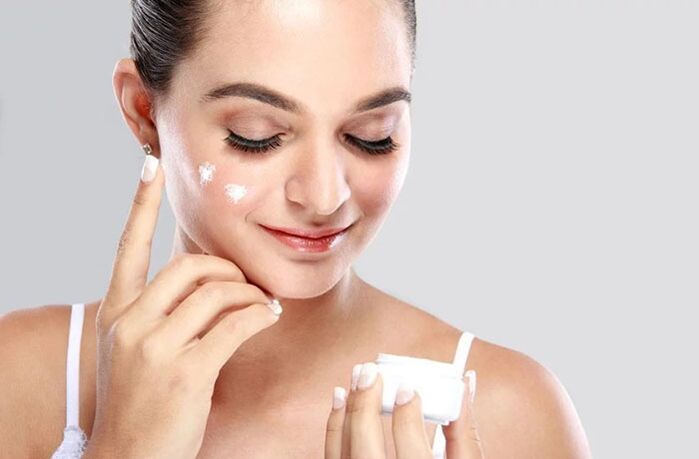Před použitím masážního přístroje naneste na obličej krém